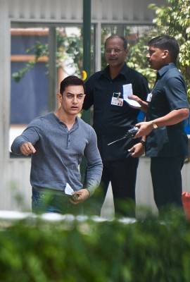Aamir meets PM, seeks scrapping of manual scavenging