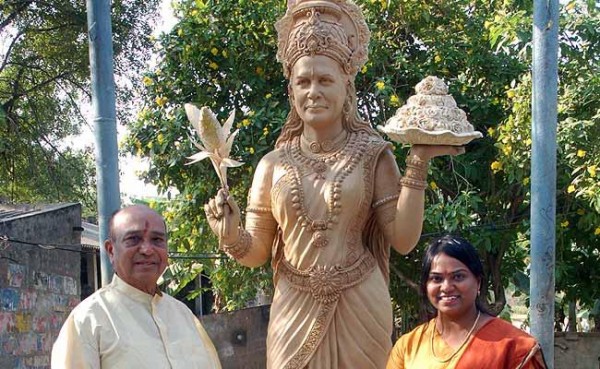 Nine-feet-tall-Sonia-Gandhi-statue-600x3